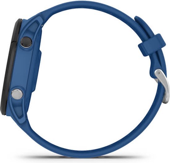 Zijaanzicht van een blauw Garmin Forerunner 255 sporthorloge met metalen gesp.