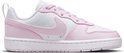Zijanzicht van een witte sneaker met roze accenten en roze veters. Witte zool.