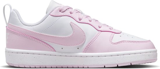 Zijanzicht van een witte sneaker met roze accenten en roze veters. Witte zool.