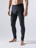 Model draagt zwarte, geribbelde thermobroek met nauwsluitende pasvorm.