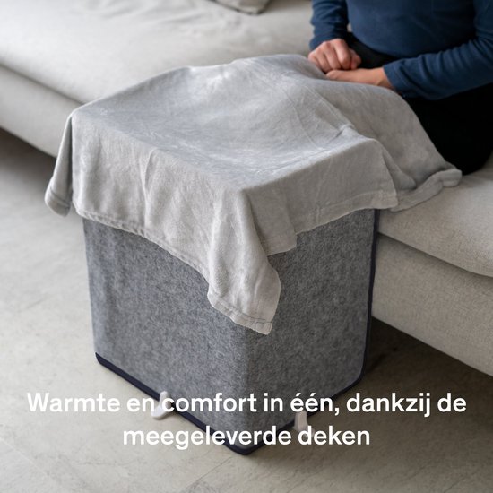 Grijze opvouwbare infrarood kachel met donkergrijs randje, bedekt met een zachte grijze deken.