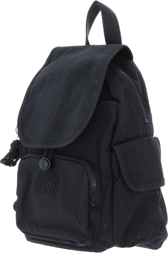 Zwarte Kipling rugzak met flap, ritssluiting, trekkoord, zijvakken en Kipling logo.