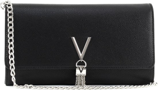 Zwarte crossbodytas met zilverkleurige ketting, V-logo en franje.