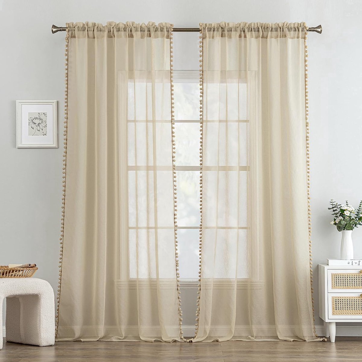 Beige Voile Gordijnen met Pluche Ballen voor Slaapkamer en Woonkamer - 2 Stuks (140 x 245 cm)