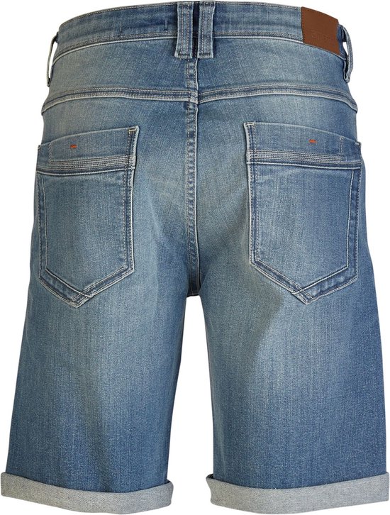 Achterkant blauwe denim short met omgeslagen broekspijpen en twee achterzakken.