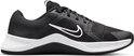 Zwarte Nike sportschoen met witte zool en witte swoosh.