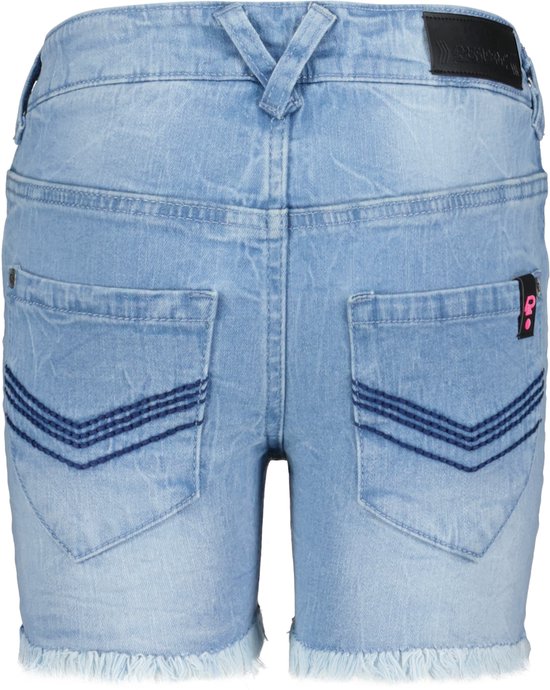 Lichtblauwe denim short met rafelige zoom en donkerblauwe stiksels.