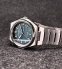 Citizen horloge met blauw-grijze wijzerplaat en titanium band. De wijzerplaat heeft markeringen en datum.