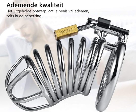 Glanzende metalen kuisheidskooi met een open, ademende spiraalvorm en een messing slot, op de achtergrond een wazige man.