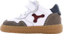 Witte leren kindersneaker met bruine suède en blauwe details, klittenbandsluiting.