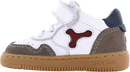 Witte leren kindersneaker met bruine suède en blauwe details, klittenbandsluiting.