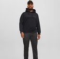 Man met baard en dreadlocks, draagt een zwarte hoodie met Jack & Jones logo en donkere cargobroeken.
