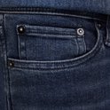 Detail van de zakken van de donkerblauwe jeans.