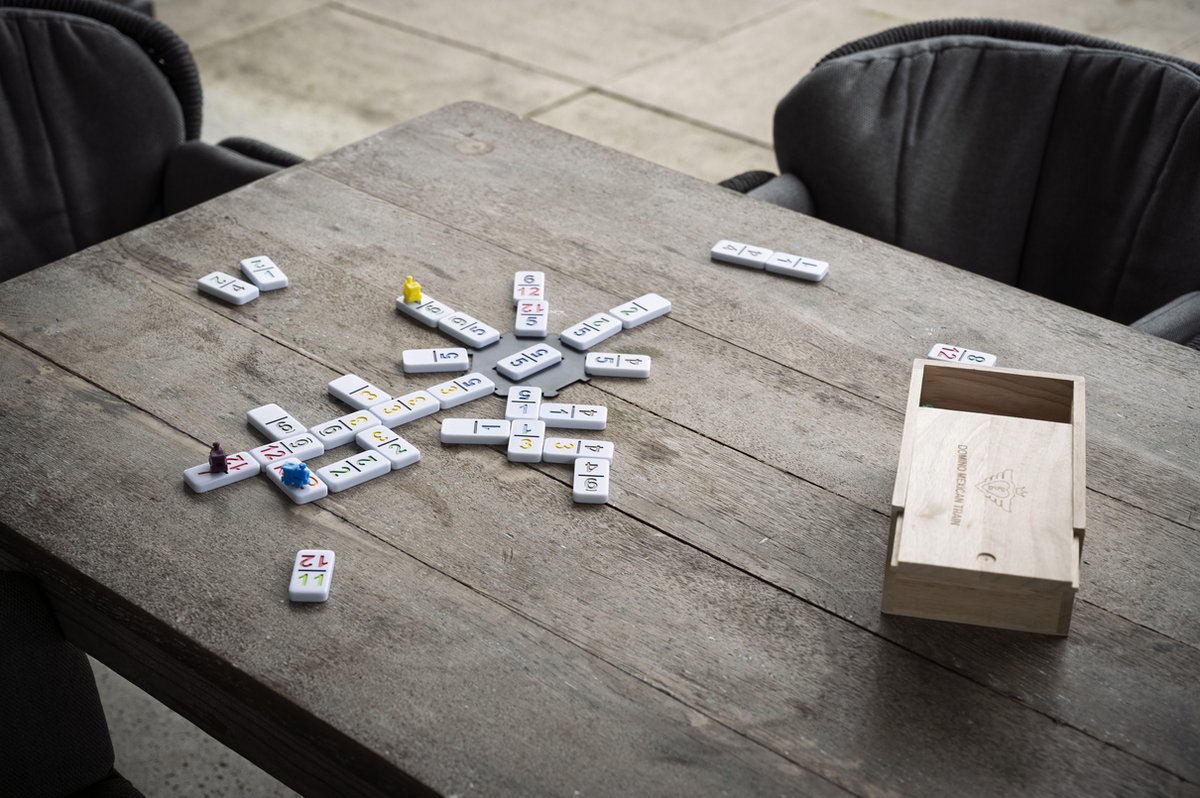 Domino Dubbel 12 Nummers Mexican Train – 91 Stenen met Gekleurde Nummers – Houten Kist met Schuifdeksel – Inclusief Station & Treinen – Strategisch Familiespel – Engelhart — afbeelding 4