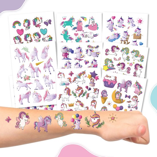 Een kinderarm met diverse plaktattoos van unicorns.