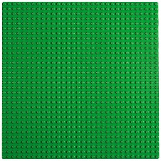 Effen groene LEGO bouwplaat, 10x10 noppen, op witte achtergrond.