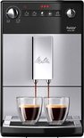 Volautomatische espressomachine met chrome uitloop, die twee koppen koffie zet.