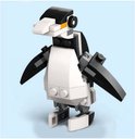 Een pinguïn van zwarte, witte en grijze LEGO-stenen, met een oranje detail.