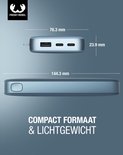 Afmetingen van de blauwe powerbank: 76,3 mm breed, 23,9 mm hoog, 144,3 mm lang. Compact formaat.