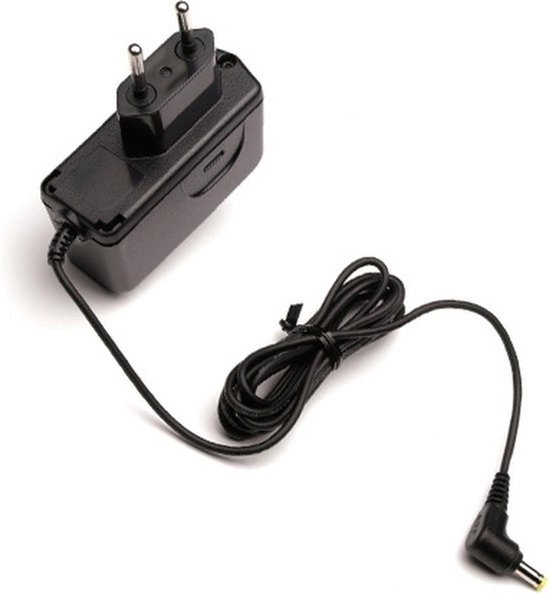 Zwarte Omron AC adapter met stekker en een gebogen connector aan een opgerolde kabel.