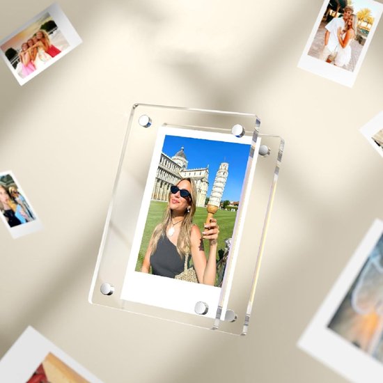 Een magnetisch fotolijstje met een vrouw en de toren van Pisa, omringd door zwevende foto's.