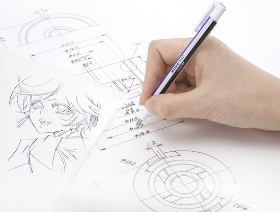 Hand gebruikt een Tombow Mono Zero gum op een tekening met technische schetsen en anime-achtige ogen.