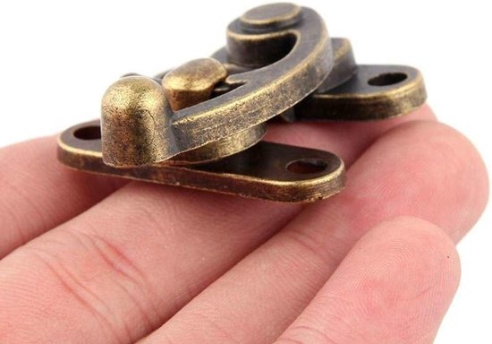 Bronzen antieke kistsluiting met twee delen, een met een gebogen haakje en een knop, en een apart montagedeel.