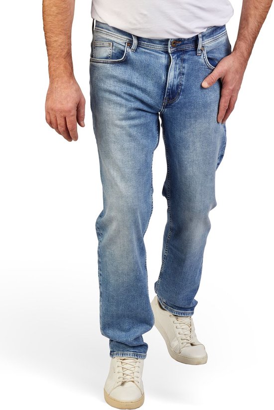 Lichtblauwe denim jeans met relaxed fit, gedragen door een man. De jeans zijn aan de voorkant te zien, met een bruin CROSS JEANS label bij de taille.