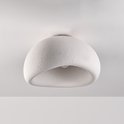 Wit plafondlamp met steeneffect, bolvormig met een opening aan de voorkant. Op een witte achtergrond.