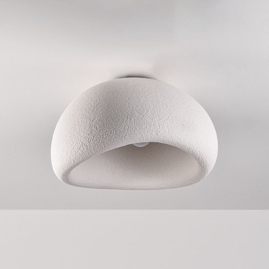 Wit plafondlamp met steeneffect, bolvormig met een opening aan de voorkant. Op een witte achtergrond.