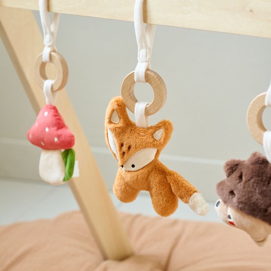 Houten babygym met paddestoel, vos en egel speelgoedjes.