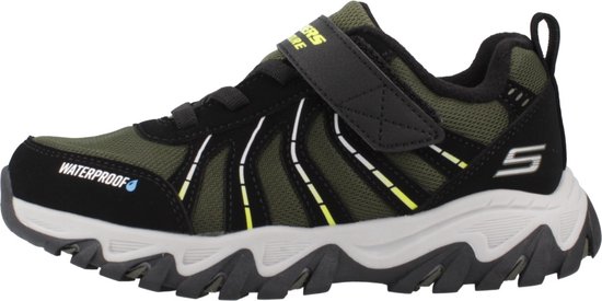 Zwarte Skechers sneaker met olijfgroene mesh, 'Waterproof' tekst en gele accenten.