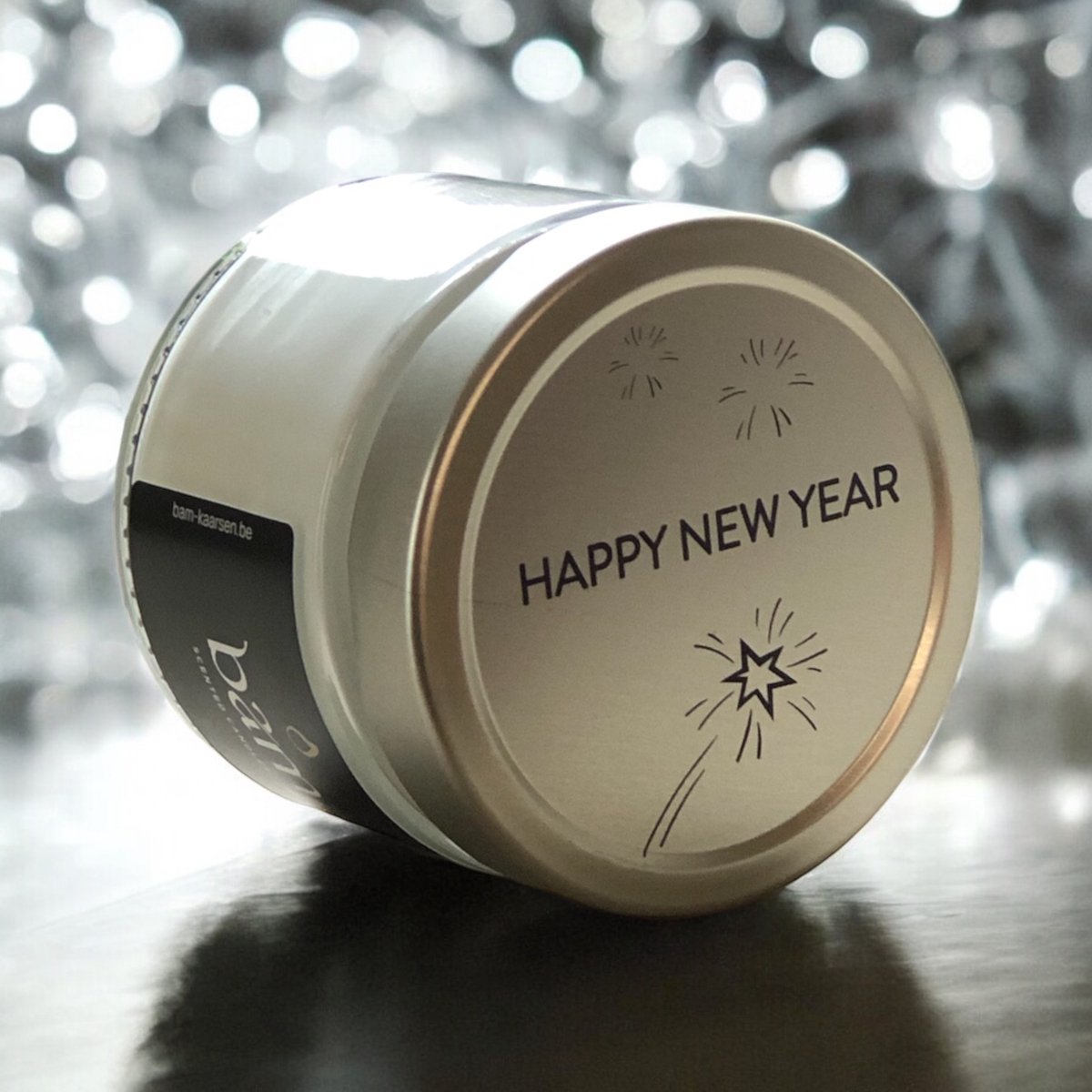 Bam Vanille geurkaars met opschrift "happy new year" - met 2 wieken in een basic potje - 60 branduren (210g) - cadeautip - geschenk - vegan transparant