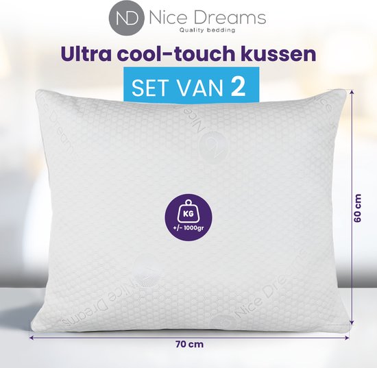 Wit kussen met hexagonaal patroon, afmetingen 70 cm x 60 cm. "Ultra cool-touch kussen" en "SET VAN 2" zijn zichtbaar. Een gewichtsindicatie van +/- 1000gr.