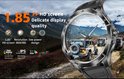 Zwarte smartwatch met een spiegelend scherm dat off-road jeeps toont. Landschap van bergen en rotsen.