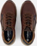 Bovenkant van een paar bruine leren sneakers met veters en ritssluiting. Riekers logo op de binnenzolen.