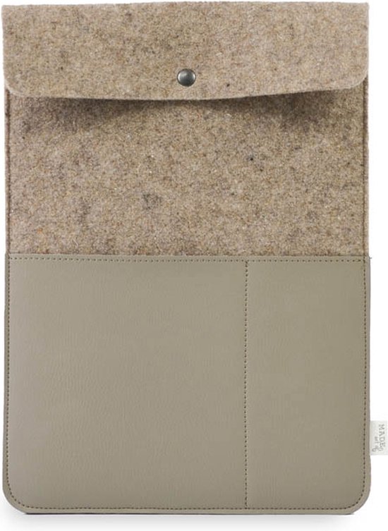 Laptoptas van taupe kunstleer met een bovenkant van gerecycled wolvilt en een drukknoopsluiting.
