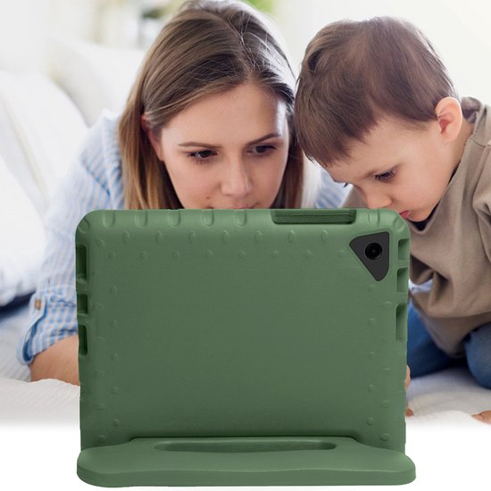 Donkergroen, schokabsorberend tablet hoesje met standaard, met op de achtergrond een vrouw en kind.