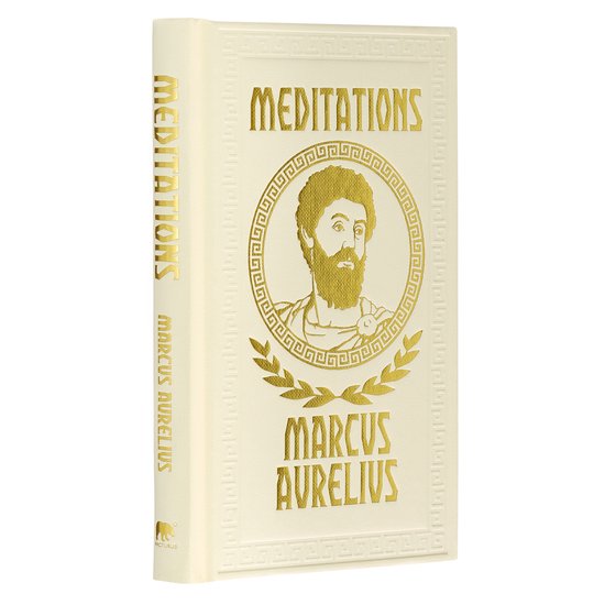 Off-white boek, 'Meditations' in goud, portret van Marcus Aurelius, goudkleurige details.