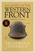 Boek 'All Quiet on the Western Front' met op de voorkant een verweerd Duits soldatenhelm uit WOI. De titel is in rode en zwarte letters.