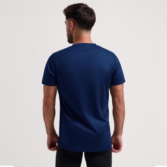Gezichtspunt achterkant van een donkerblauw heren sportshirt met korte mouwen.