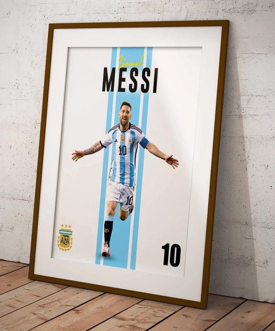 Lionel Messi in een wit met lichtblauw Argentijns voetbalshirt, rennend met armen gespreid. Lichtblauwe strepen op de achtergrond.