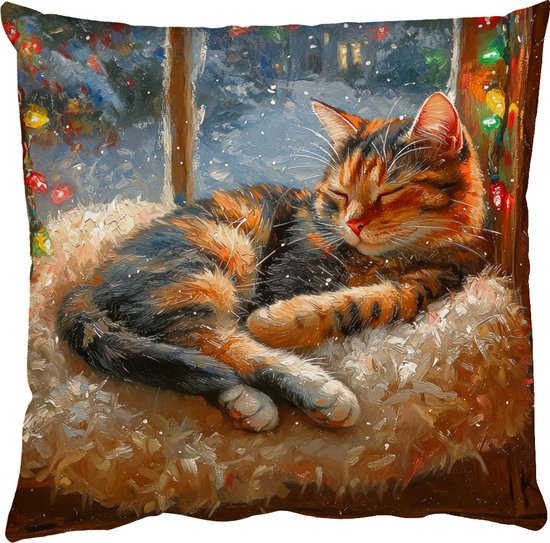 Coussin avec peinture d'un chat tigré dormant sur un fond doux, avec des lumières de Noël et de la neige en arrière-plan.