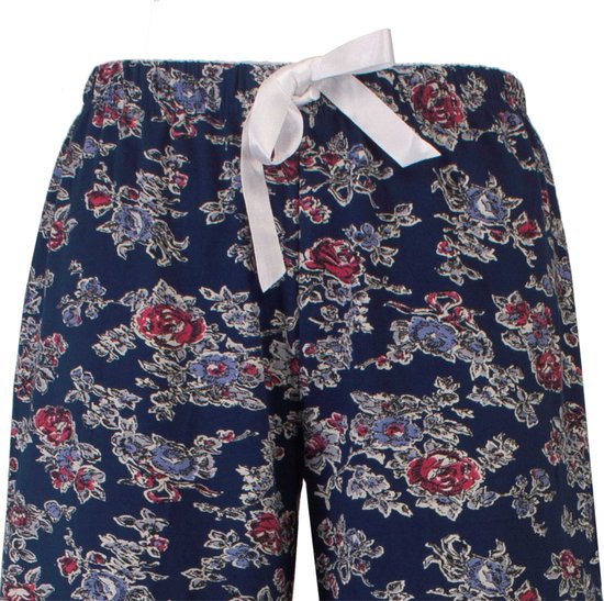 Short bleu marine avec un imprimé floral rouge, bleu et blanc et une ceinture à nouer blanche.