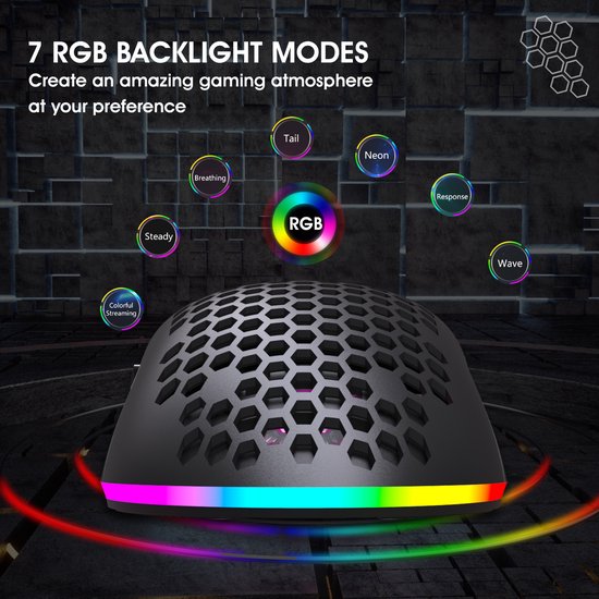 Zwarte gamingmuis met honingraatontwerp en RGB-verlichting aan de onderkant. 7 RGB-verlichtingsmodi: Steady, Breathing, Colorful Streaming, Tail, Neon, Response, Wave.