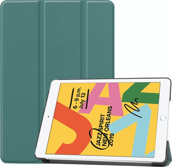 Groene iPad TriFold hoes, opengeklapt naast een iPad met een kleurrijk scherm.
