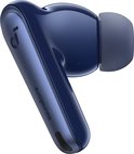 Een donkerblauw oordopje met het soundcore logo en grijze ooradapter. Glanzend afgewerkt.