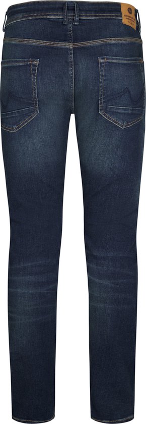 Achterkant van een donkerblauwe spijkerbroek met twee achterzakken en een leren label.