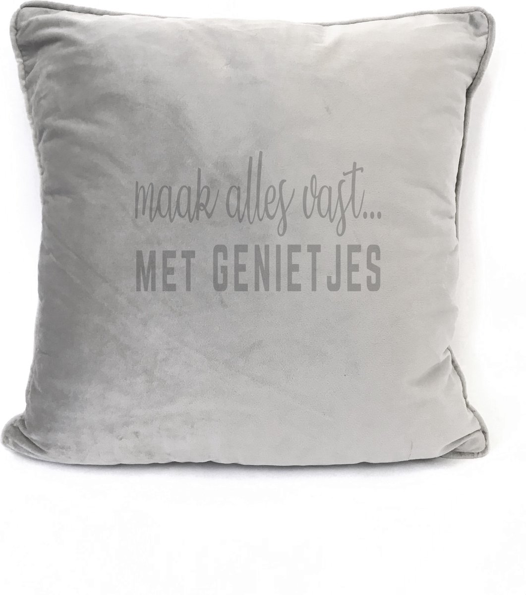 Grijs sierkussen Velours - 45x45cm - Met Tekst: Maak Alles Vast Met Genietjes. Cadeau-bruiloft-trouwdag-samenwonen.