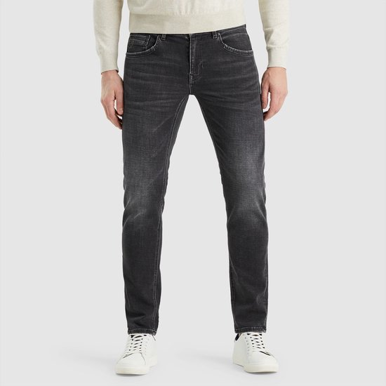 Man met grijze jeans en witte sneakers